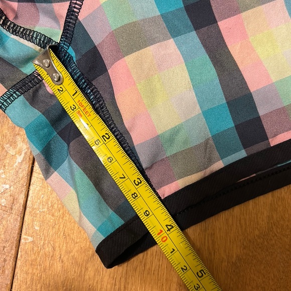 Lululemon Speed Up Mid-Rise 4 inch short, size 8 - Picture 5 of 5